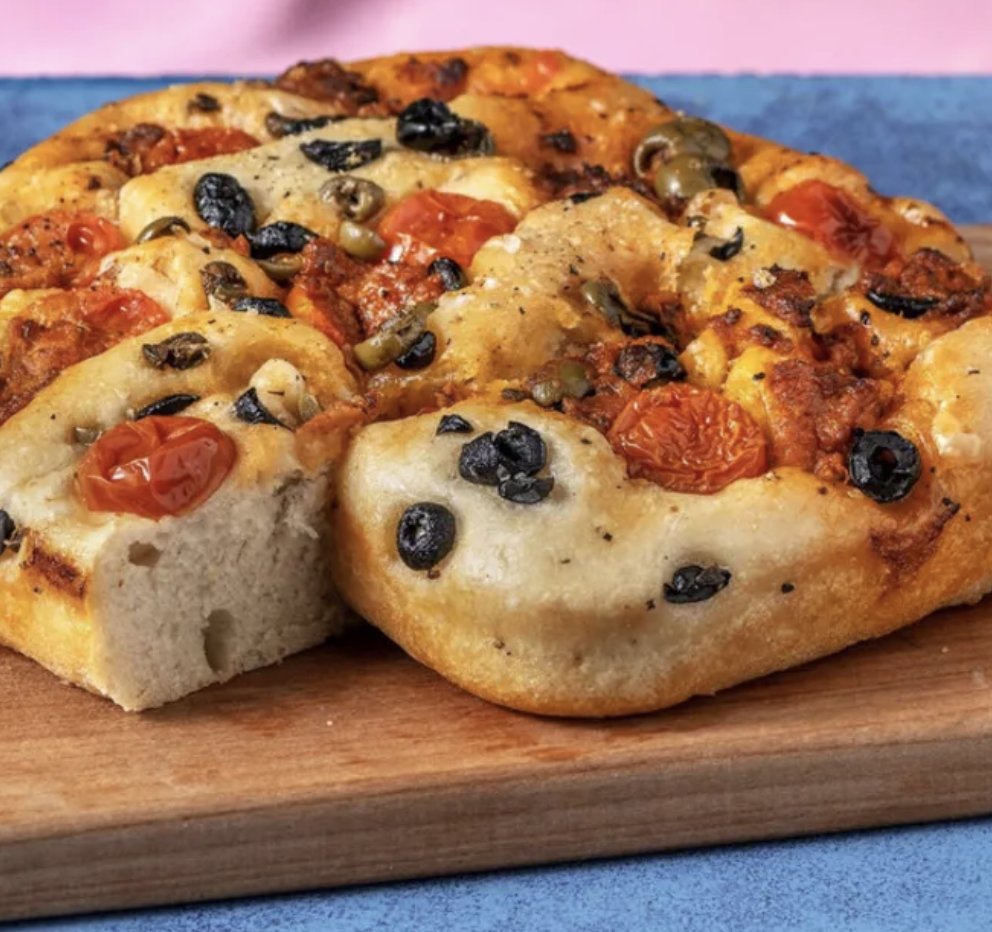 We olive this sun-dried tomato focaccia 🍅 Get the recipe here: hfrsh.me/2D #HelloFresh #focaccis #sundriedtomato #Recipe #FoodPun