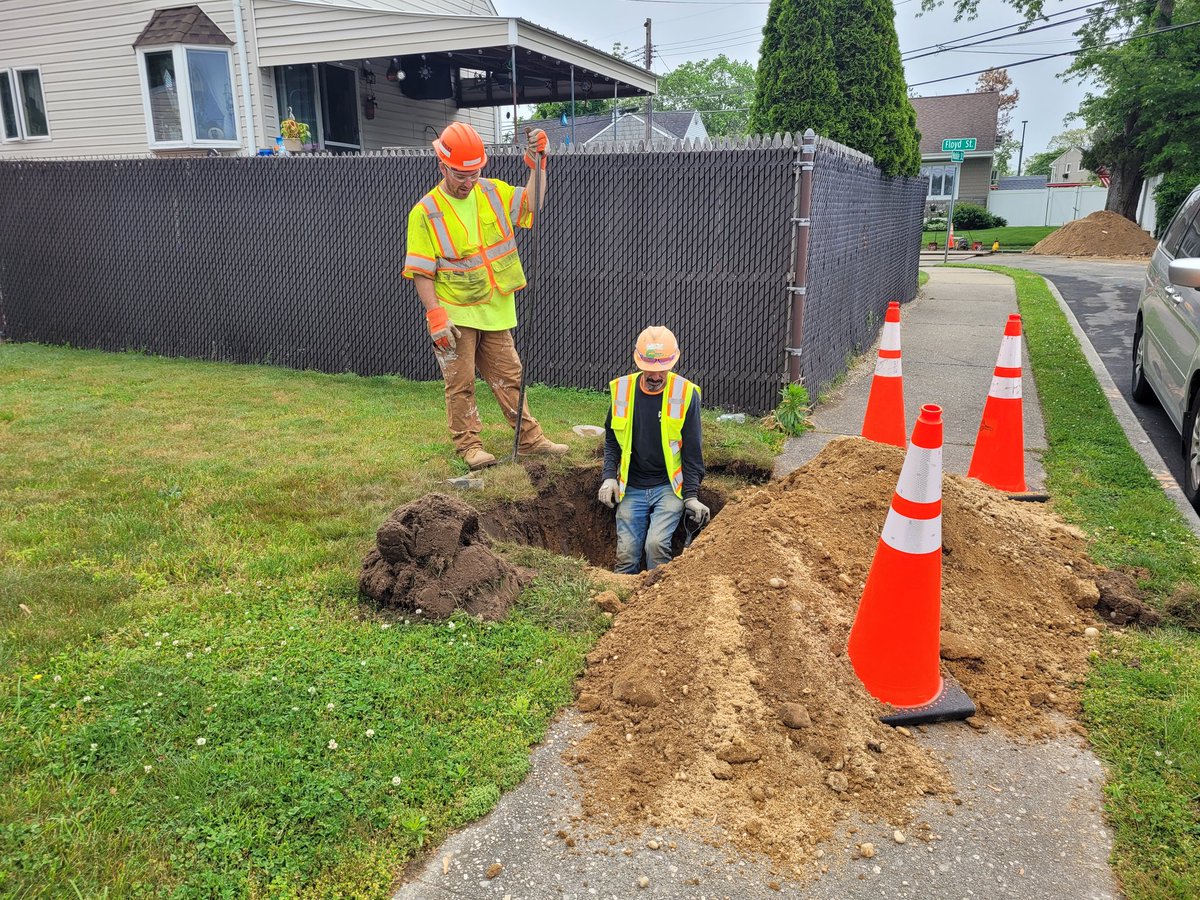NewYork811_Rep1's tweet photo. Happy Friday! On site in #NorthBabylon with @graceindustriesllc installing a sewer main. #KnowWhatsBelow #ClickorCall811 https://t.co/F4XtMe6lf6