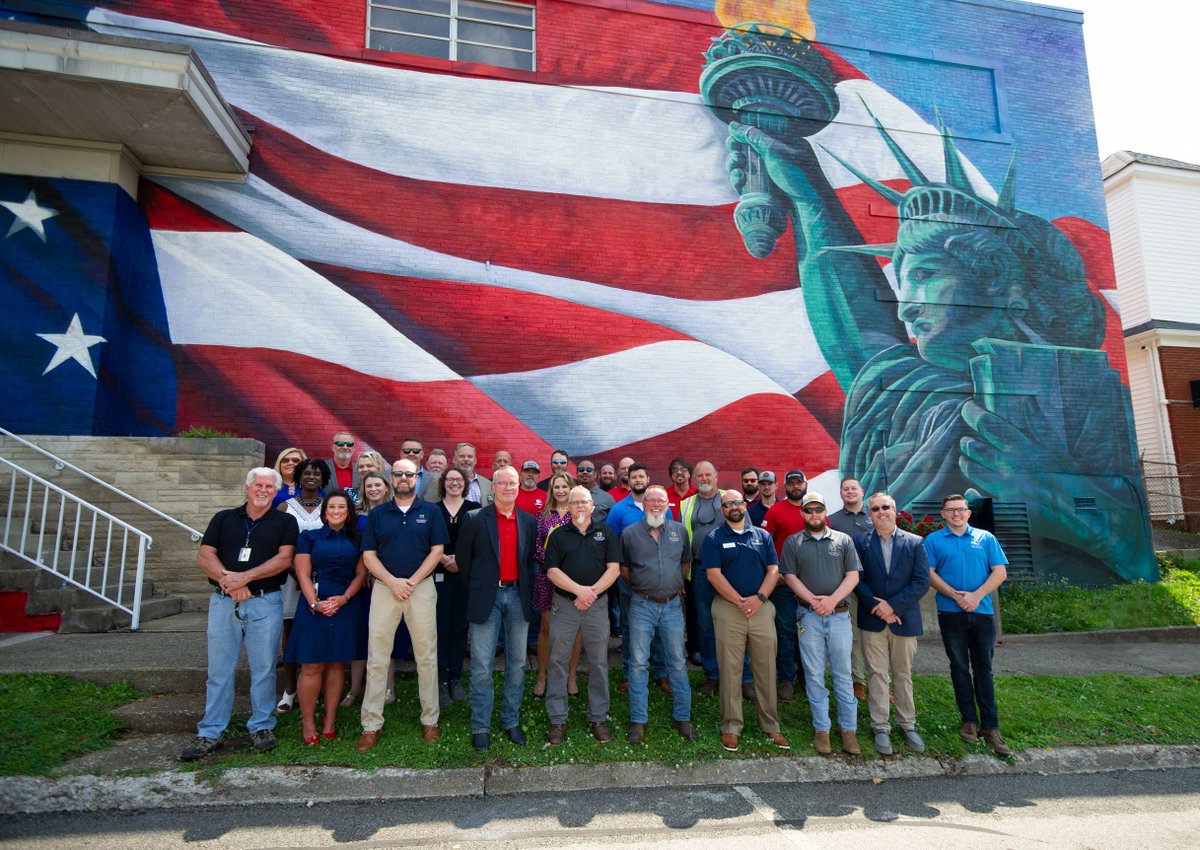 GoKineticFiber's tweet photo. As Military Appreciation Month ends, Kinetic unveiled a patriotic-mural on a retail store in Somerset, KY, designed by artist Jordan Justice. Kinetic executives and members of the Kinetic Veterans employee were present for the reveal.
 #HomeTownHighlights #HighSpeedforHere https://t.co/cki3zQxel2