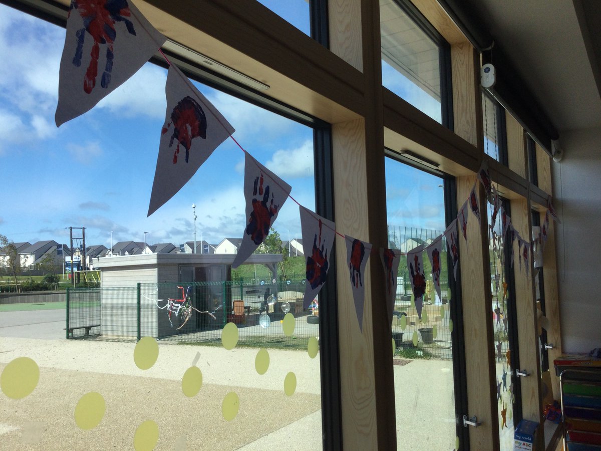 SchoolHillside1's tweet photo. #P2LWHillside have been getting ready to celebrate the Queen’s Jubilee by making some portrait pictures and Union Jack inspired bunting🇬🇧 https://t.co/el9azOLW3U