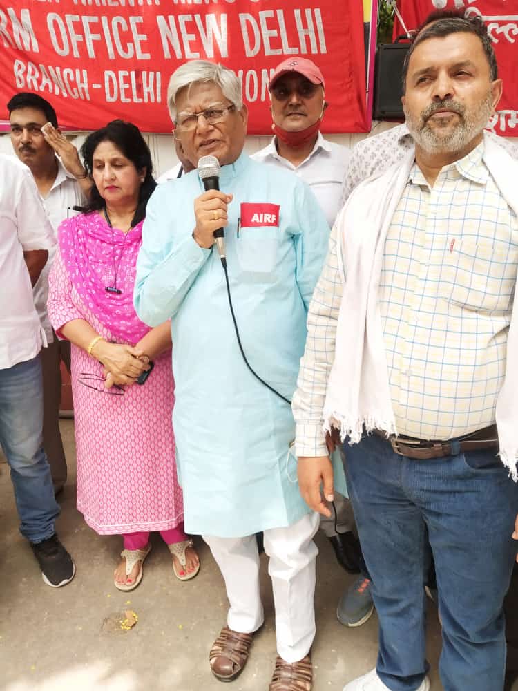 neena19966's tweet photo. आज 27/5/22 को AIRF/NRMU के आव्हान पर रेलवे बोर्ड के नॉन सेफ्टी 50% रिक्त पदों को सरेंडर करनेआदेश के विरोध में दिल्ली मंडल की तमाम शाखाओं ने डीआरएमऑफिस के गेट पर विरोध प्रदर्शन किया। 
@RailwayNorthern @RailMinIndia 
@ShivaGopalMish1 
@AnoopNrmu @NRMUDelhiSocial https://t.co/YoQeTTvXUl