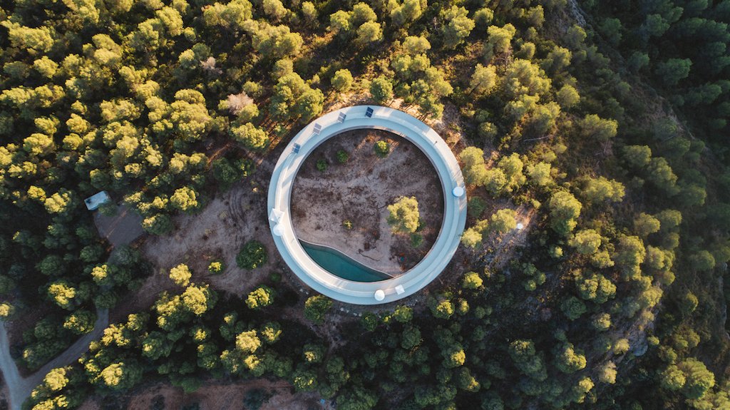 vlazenbury's tweet photo. Para los que estén viendo "Bienvenidos al Edén" de 
@NetflixES ; Solo Office KGDVS, Office Kersten Geers David Van Severen, 2018, Matarraña, España. FOTOGRAFÍAS Bas Princen. https://t.co/xxbSLCvT1N