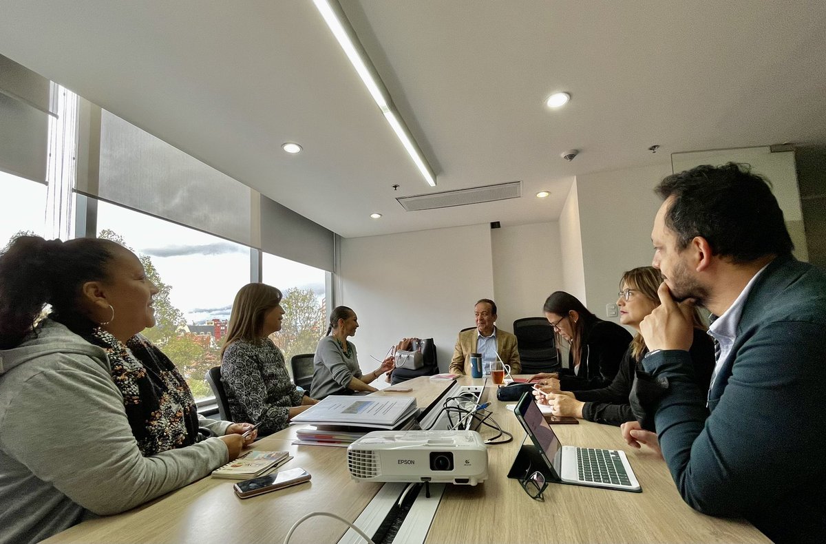AgenciaPazCund's tweet photo. En las instalaciones de la @JEP_Colombia y en un trabajo conjunto con @ARNColombia @DunnaColombia @MisionONUCol realizamos la entrega del Informe del Trabajo, Obra y Actividad con Contenido Reparador-Restaurador (TOAR) que se adelantó en el centro poblado San Gabriel de #Viotá. https://t.co/KznJDqbWUF