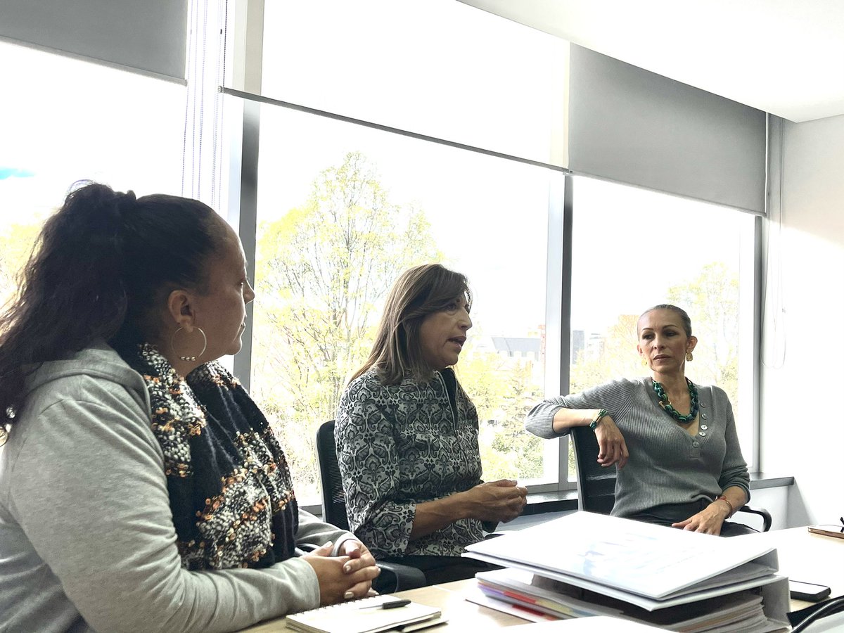 AgenciaPazCund's tweet photo. En las instalaciones de la @JEP_Colombia y en un trabajo conjunto con @ARNColombia @DunnaColombia @MisionONUCol realizamos la entrega del Informe del Trabajo, Obra y Actividad con Contenido Reparador-Restaurador (TOAR) que se adelantó en el centro poblado San Gabriel de #Viotá. https://t.co/KznJDqbWUF