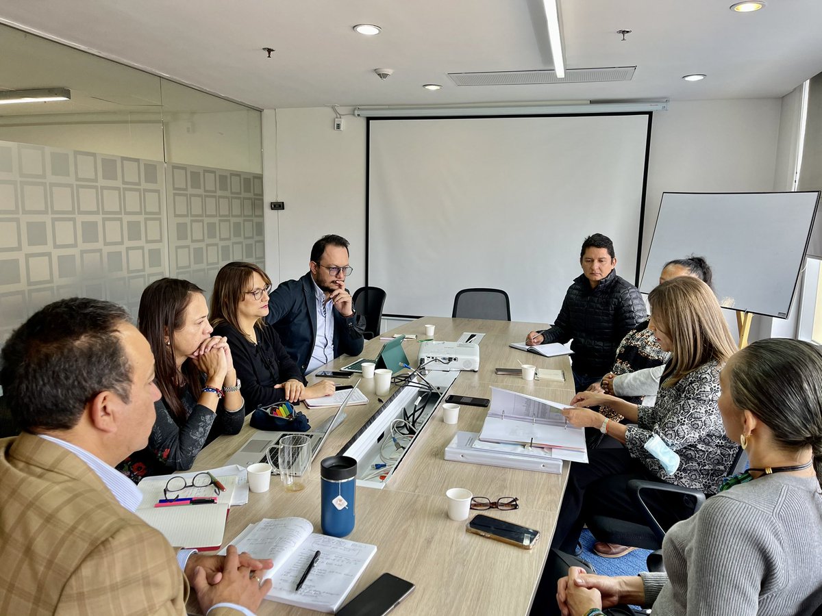 AgenciaPazCund's tweet photo. En las instalaciones de la @JEP_Colombia y en un trabajo conjunto con @ARNColombia @DunnaColombia @MisionONUCol realizamos la entrega del Informe del Trabajo, Obra y Actividad con Contenido Reparador-Restaurador (TOAR) que se adelantó en el centro poblado San Gabriel de #Viotá. https://t.co/KznJDqbWUF