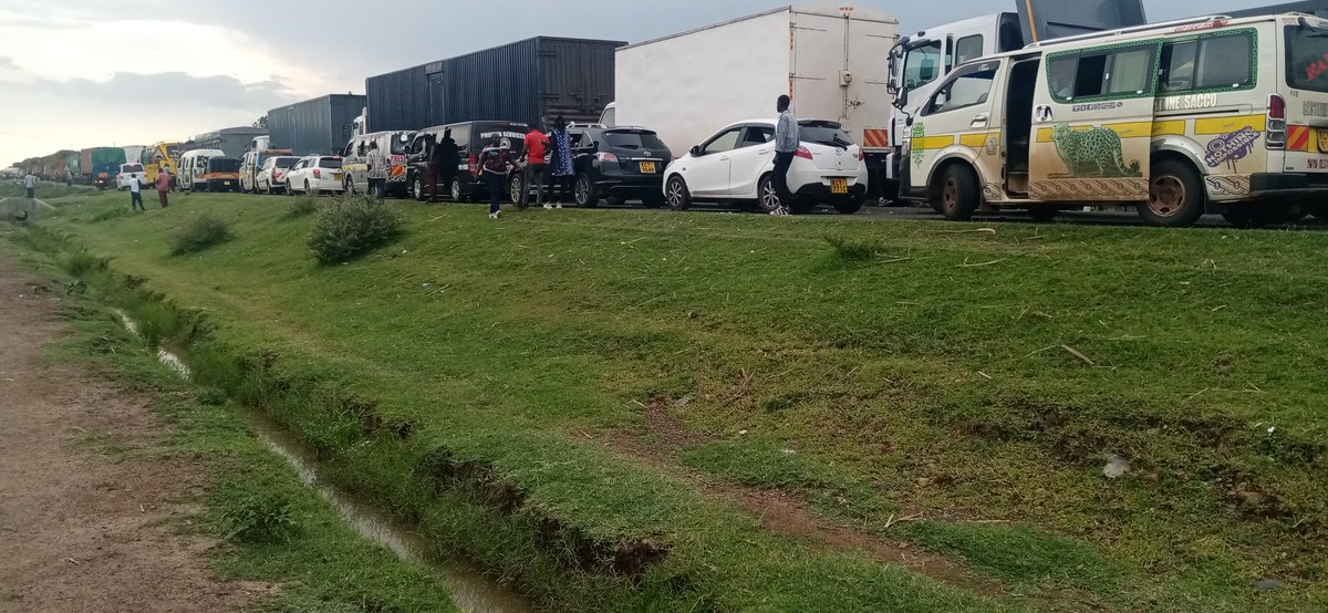 jeddel_'s tweet photo. Jack Ranguma has caused a very big traffic jam along Kisumu Nairobi Highway. He's decided to hold a campaign rally in the middle of the road.  Ranguma is very stupid. Businesses have stopped, people are stuck because of Jack Ranguma! Nkt!! https://t.co/YEdlq12GTa