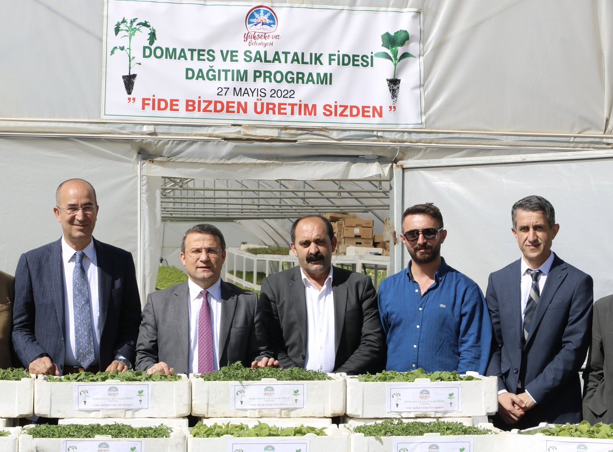 dirbazbuyuksu's tweet photo. Yüksekova Belediyesinin 'Fidan Bizden Üretim Sizden' sloganıyla başlatmış olduğu çalışmalar kapsamında serada yetiştirilen salatalık ve domates fideleri dağıtım programına Kaymakamımız sn @cimsitomer ile beraber katıldık

Tüm çiftçilerimize bereketli hasılat almalarını diliyorum. https://t.co/a5wFb6vLxc