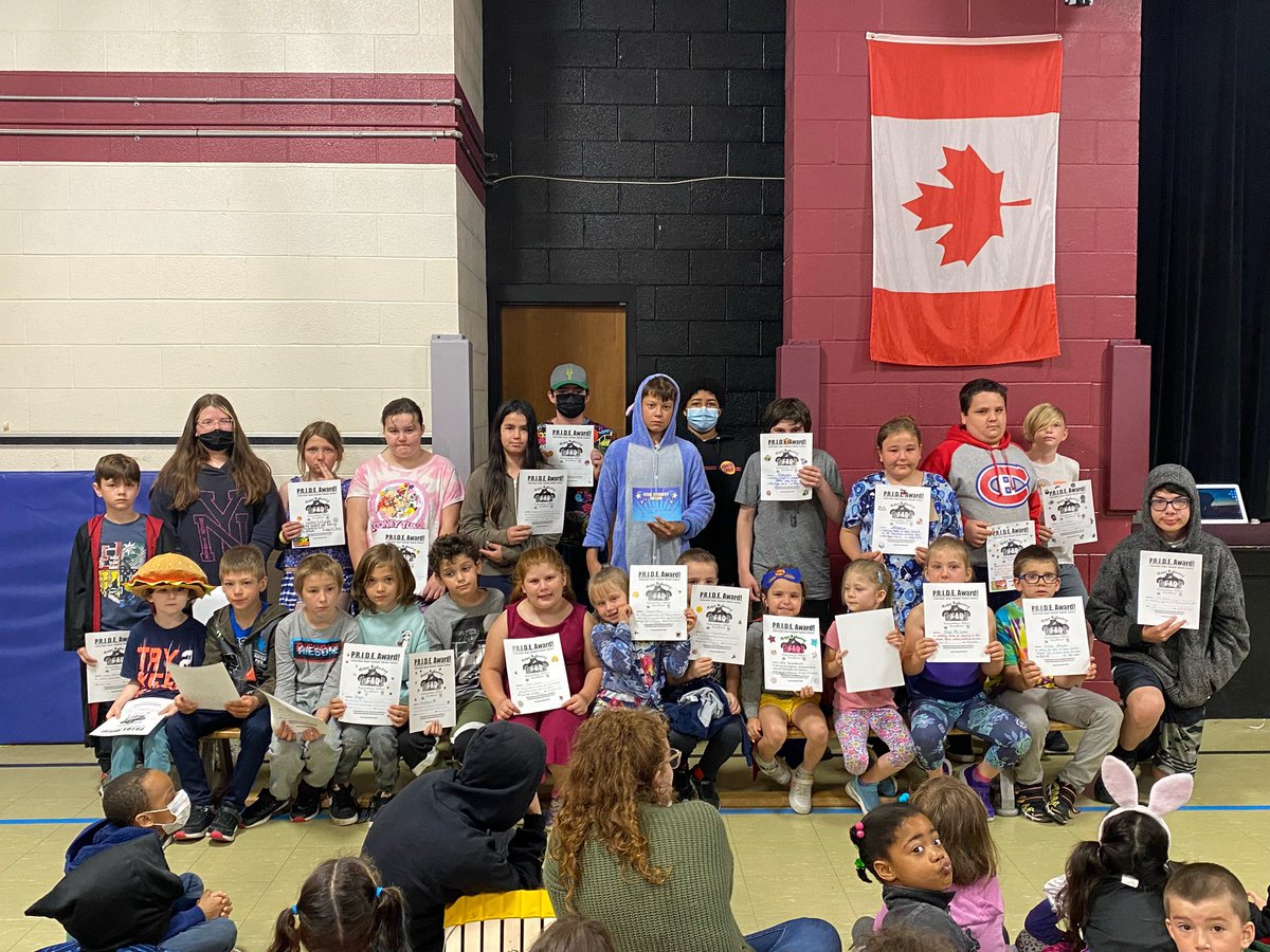 TaraMcFarling1's tweet photo. Celebrating our PRIDE award winners this morning @MBallachey @GEDSB #bearpride #waytogobears https://t.co/J2svt7jyoC