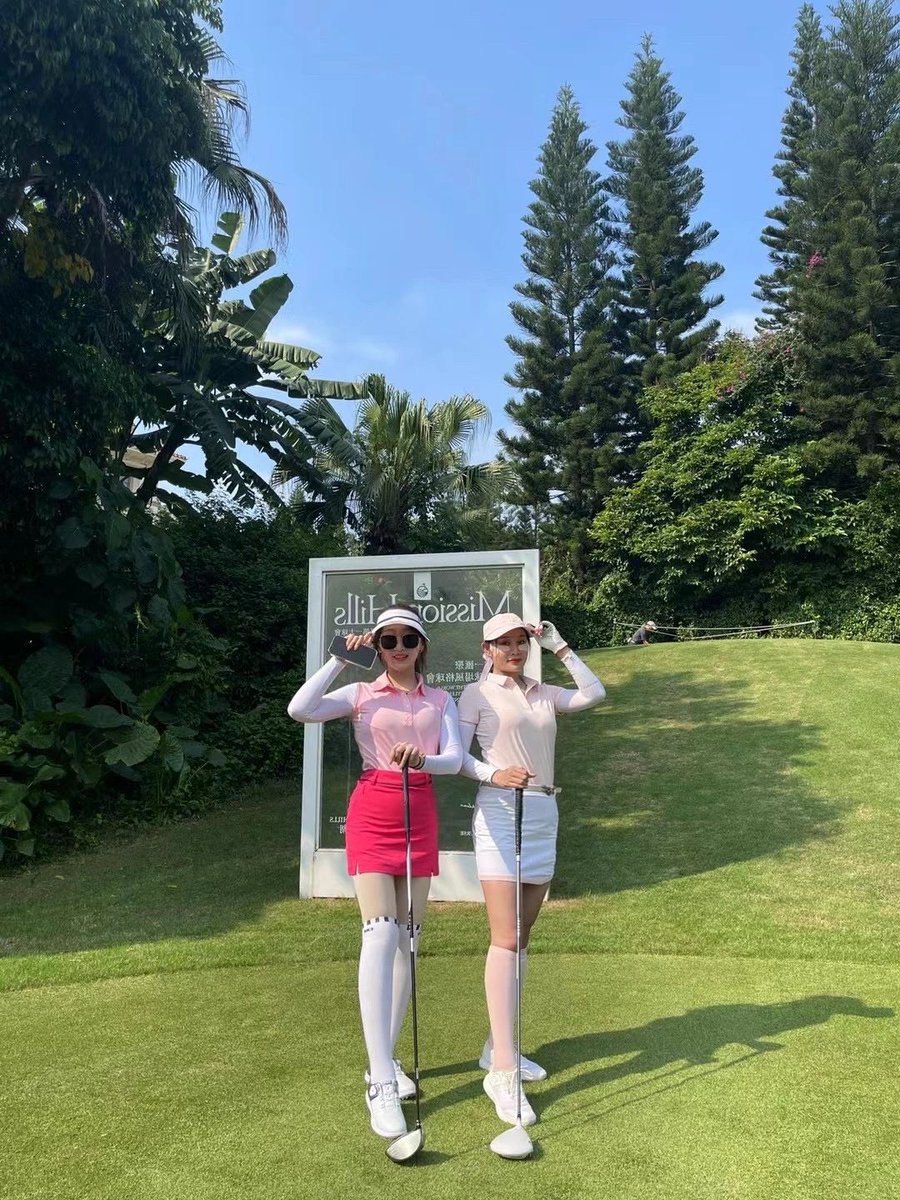 Belle718a's tweet photo. 郎朗晴天 喧闹任其喧闹 自由我自为之
平凡的日子
也包裹着一份花开的心情
是烟火里的温馨和 一处一物的温暖🍷
锄禾日当午，下地打两亩 🌺
时间真的是一个很有趣的东西，🤣
记得上次我来观澜湖，
也是五月份 
这次说想去观澜湖打球，觉得球场很美，
我和朋友就过来了。 https://t.co/ZfD1PHM4na
