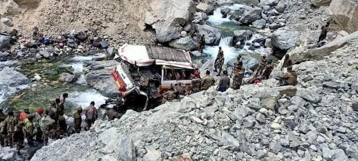 लद्दाख में वाहन हादसे में सेना के जवानों की मृत्यु की खबर अत्यंत दुःखद है। शोक संतप्त परिवारों के प्रति गहरी संवेदना व्यक्त करती हूं। 

ईश्वर से प्रार्थना है कि दिवंगत आत्मा को अपने श्री चरणों में स्थान व घायल जवानों को शीघ्र स्वास्थ्य लाभ प्रदान करें।