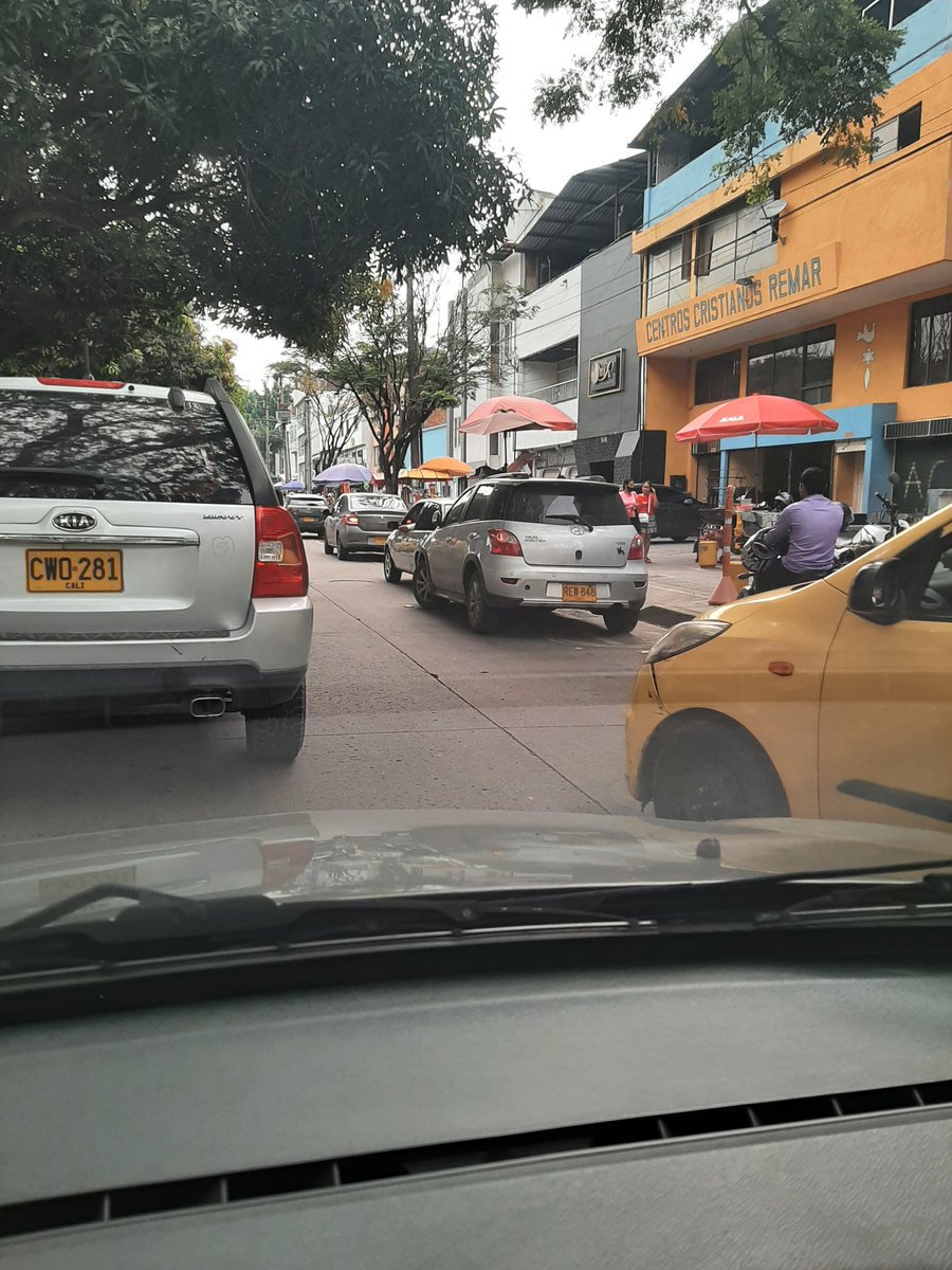 jeazs's tweet photo. @MovilidadCali Ni un guarda para quitar a los carros que dejaron la 5 con 42 a un solo carril. https://t.co/t4JjVyrlEz