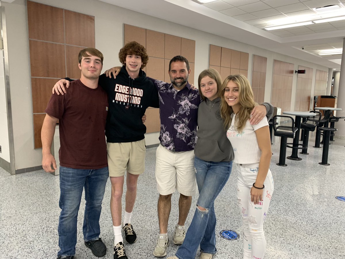 I love my people. I say goodbye to the class of ‘22 today. Seeing my wrestlers in the next stages of life is what makes this job rewarding. 

This class has some produced some hard-workers and dependable human being ready to make a difference out there!