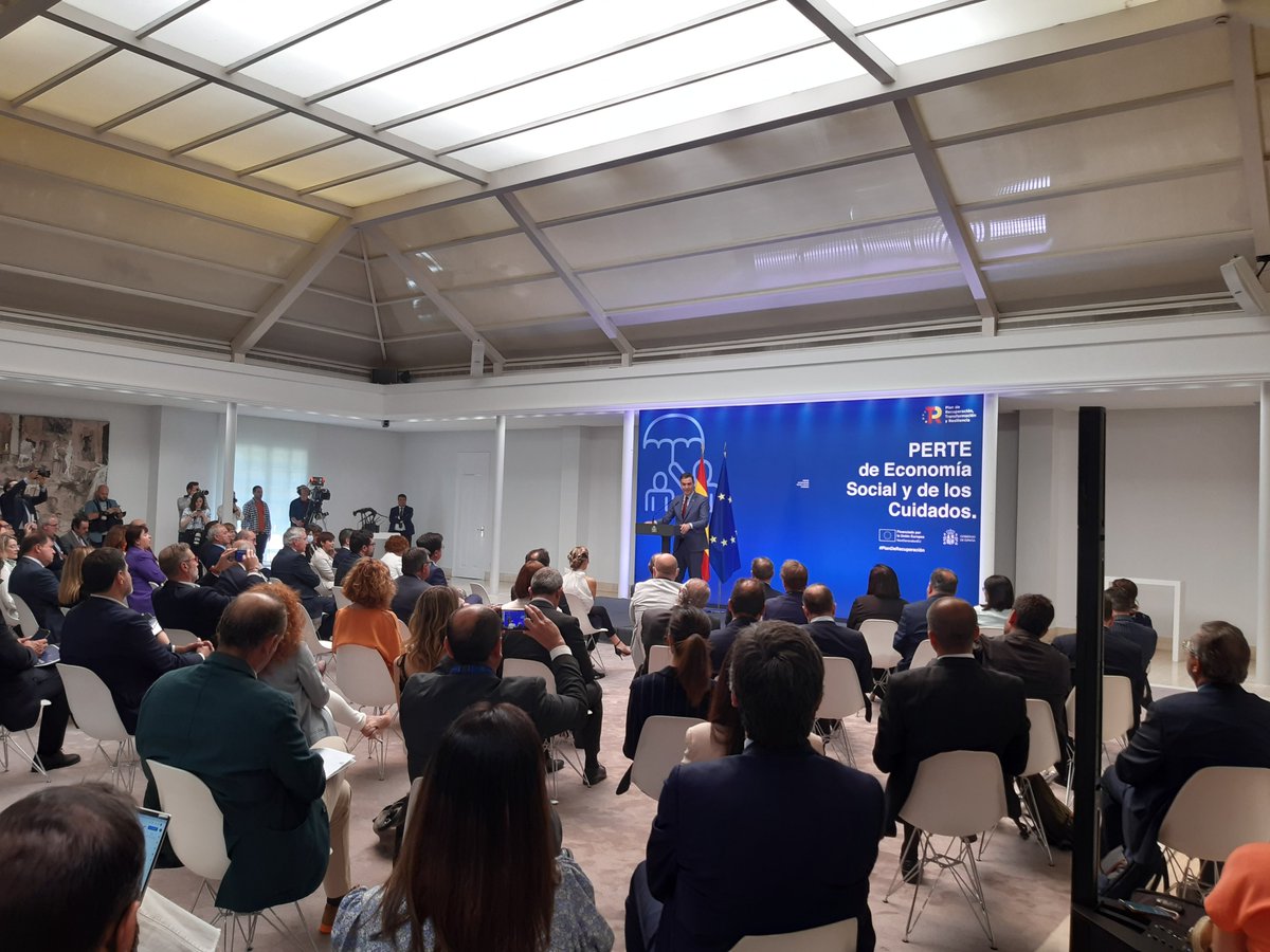 maria_mcebrian's tweet photo. Hoy @desdelamoncloa hemos asistido a la presentación  del #PERTE_Social de #EconomíaSocial y de #Cuidados con @sanchezcastejon y @Yolanda_Diaz_ . Este #PERTE demuestra la fuerza y potencial de la #EconomíaSocial en España y en Europa. https://t.co/g7LRl6N0jW