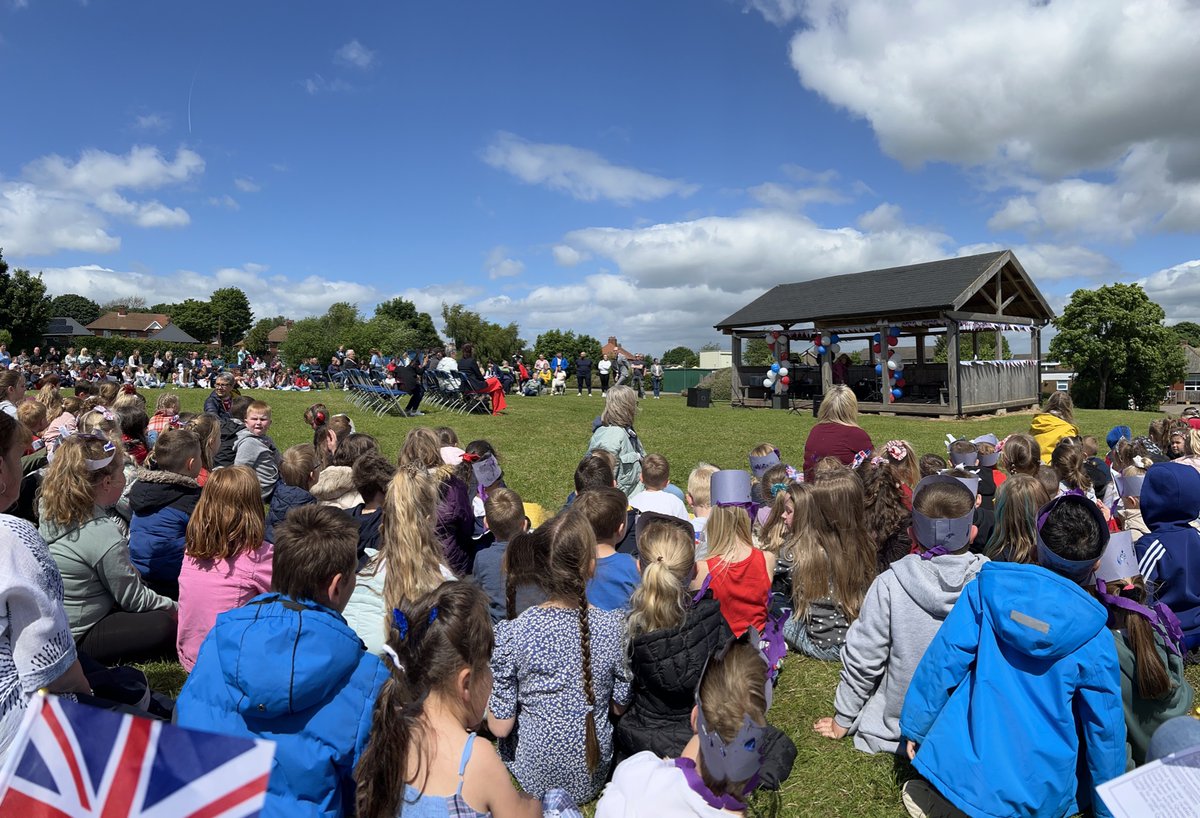 🇬🇧🇬🇧🇬🇧So lovely that parents could finally get back properly to <a href="/thornhill_ji/">Thornhill J&I School</a> for such a lovely day for the Platinum Jubilee 🇬🇧🇬🇧🇬🇧