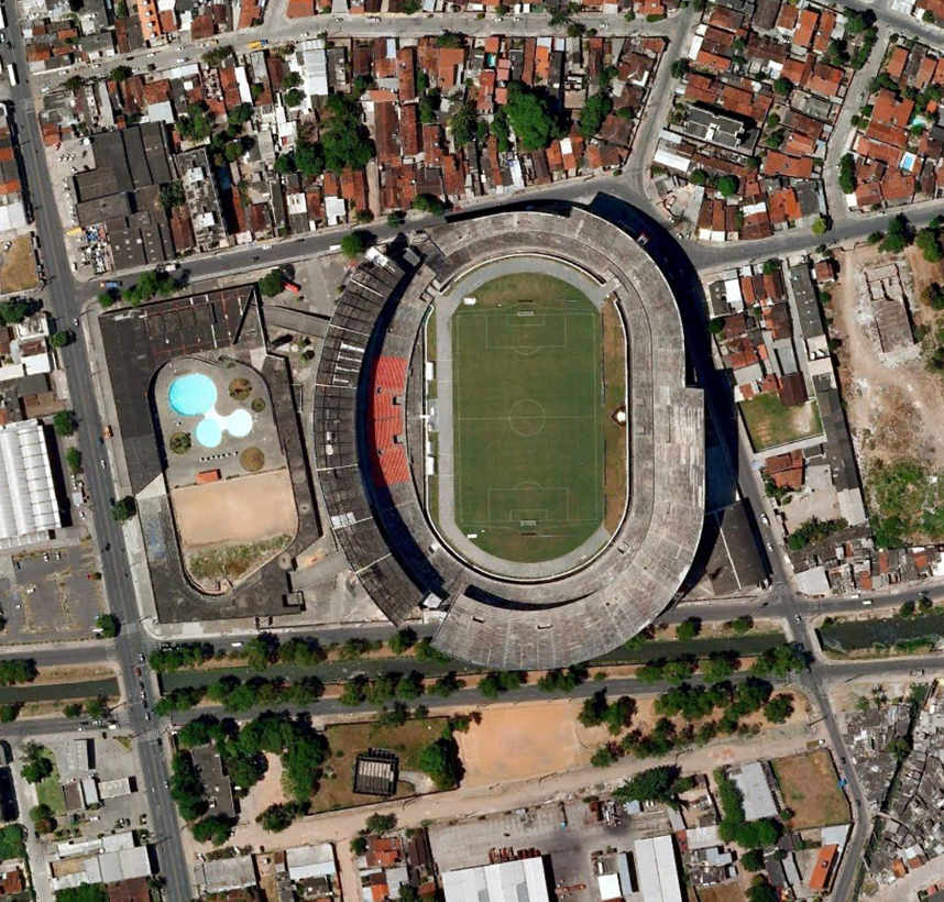 rickhenrique's tweet photo. 🗺️ ESTÁDIO DO ARRUDA - JOSÉ DO REGO MACIEL

O estádio do Santa Cruz, o maior do estado, foi inaugurado em 1972. É uma megaconstrução em uma região muito peculiar da cidade, de modo que existe uma via que passa por baixo de uma de suas arquibancadas.

2021 | 2009 | 1974 | 1951 https://t.co/CAGjtzA1Fb
