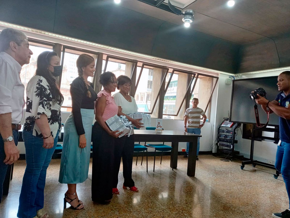 LuzSevillano's tweet photo. Acompañamos a la Secretaría de Cultura del Valle @cultura_valle en el anuncio de las obras ganadoras, en novela, poesía, y narrativa juvenil, del XXIV Concurso de Autores Vallecaucanos 2021. Es muy importante apoyar a nuestros autores Vallecaucanos. https://t.co/oMfvTC7aQc
