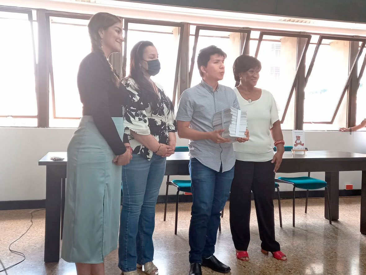 LuzSevillano's tweet photo. Acompañamos a la Secretaría de Cultura del Valle @cultura_valle en el anuncio de las obras ganadoras, en novela, poesía, y narrativa juvenil, del XXIV Concurso de Autores Vallecaucanos 2021. Es muy importante apoyar a nuestros autores Vallecaucanos. https://t.co/oMfvTC7aQc