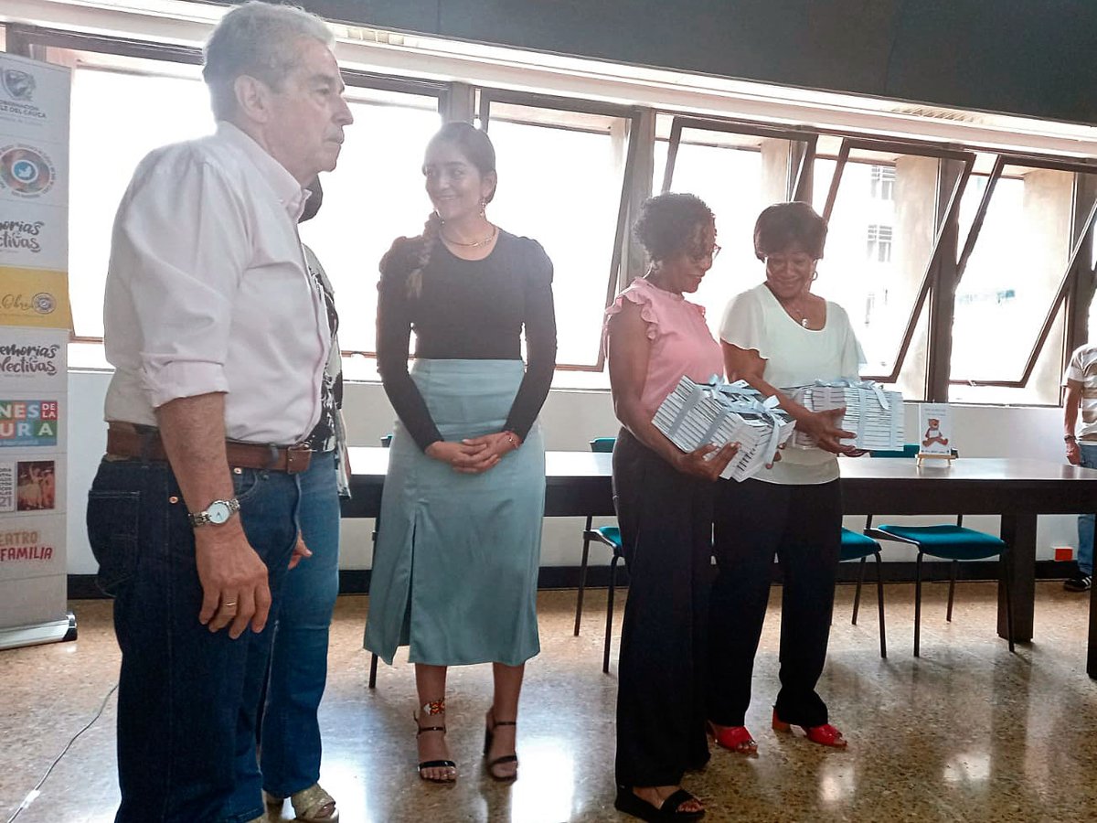 LuzSevillano's tweet photo. Acompañamos a la Secretaría de Cultura del Valle @cultura_valle en el anuncio de las obras ganadoras, en novela, poesía, y narrativa juvenil, del XXIV Concurso de Autores Vallecaucanos 2021. Es muy importante apoyar a nuestros autores Vallecaucanos. https://t.co/oMfvTC7aQc
