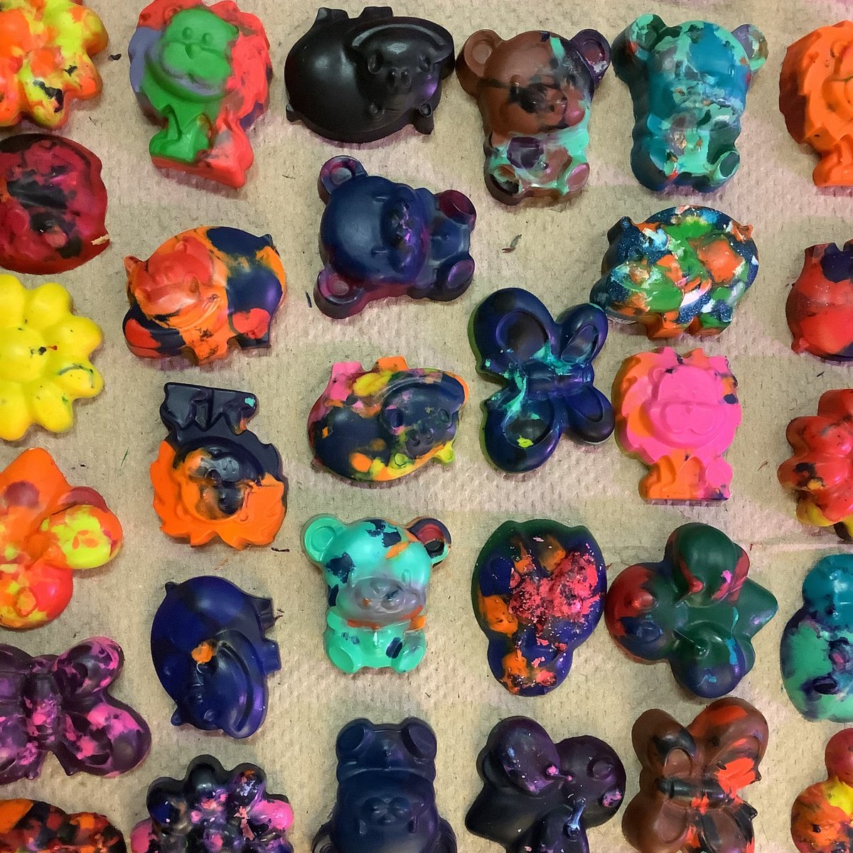 Jtown_Sustains's tweet photo. First graders @JamestownAPS have enjoyed learning how crayons are made in @APSscience and applying this knowledge to recycle the crayons that broke this school year into new crayons #APSGreen @PPSLessons #PicturePerfectScience https://t.co/61fyOaRFGQ