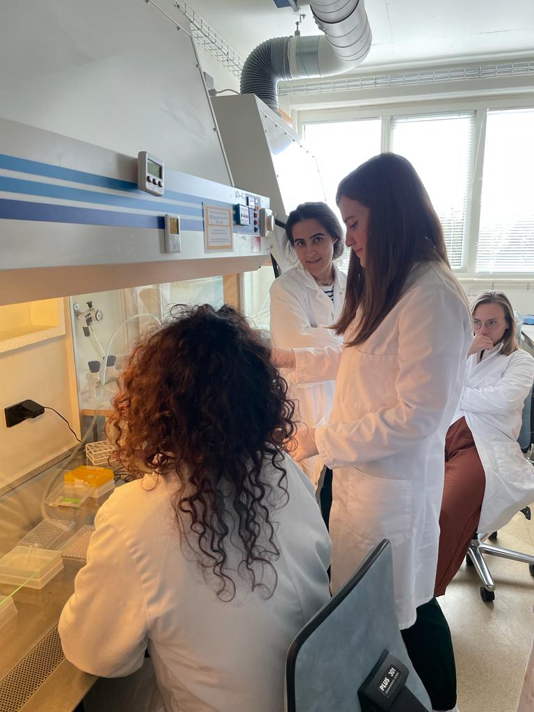 LimnoPlast's tweet photo. #ESRs enjoying working in lab at @uniofgothenburg. 

Thank you @BCarneyAlmroth @AzoraKonig for making the workshop so memorable. https://t.co/hSMDrt5ubj