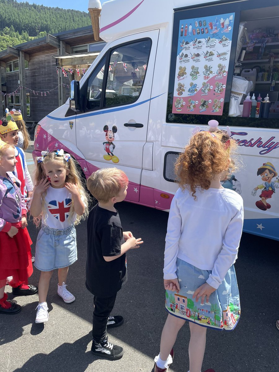 YnysowenPrimary's tweet photo. What a fantastic whole school celebration at Ynysowen today! #PlatinumJubilee https://t.co/o97SRJ3HHZ