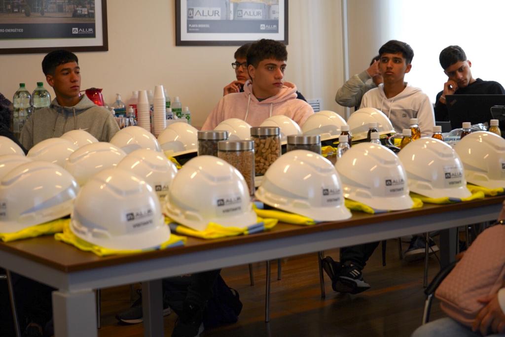 AncapUruguay's tweet photo. #Ahora recibimos en la planta de ALUR en Capurro a un grupo de 6to año del Liceo N° 26 de Montevideo👉Para comenzar reciben una presentación general: ¿Qué se produce en las plantas de ALUR? ¿Para qué se utilizan los biocombustibles? https://t.co/KzW1v4Cfi8