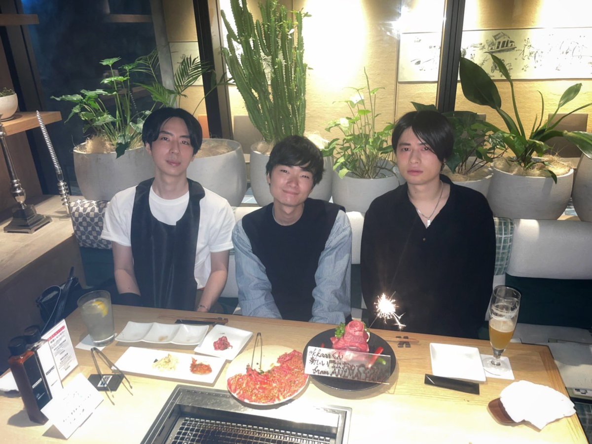 okkaaa_1109's tweet photo. ANIMAL HACKのふたり(@a_nima_l_hack )と「Heartbeat」1周年記念でご飯にきたら就職祝いのサプライズをうけました。2枚目の写真は嬉しすぎて泣き崩れそうになってる私です。 https://t.co/9Hk0JD7sDO