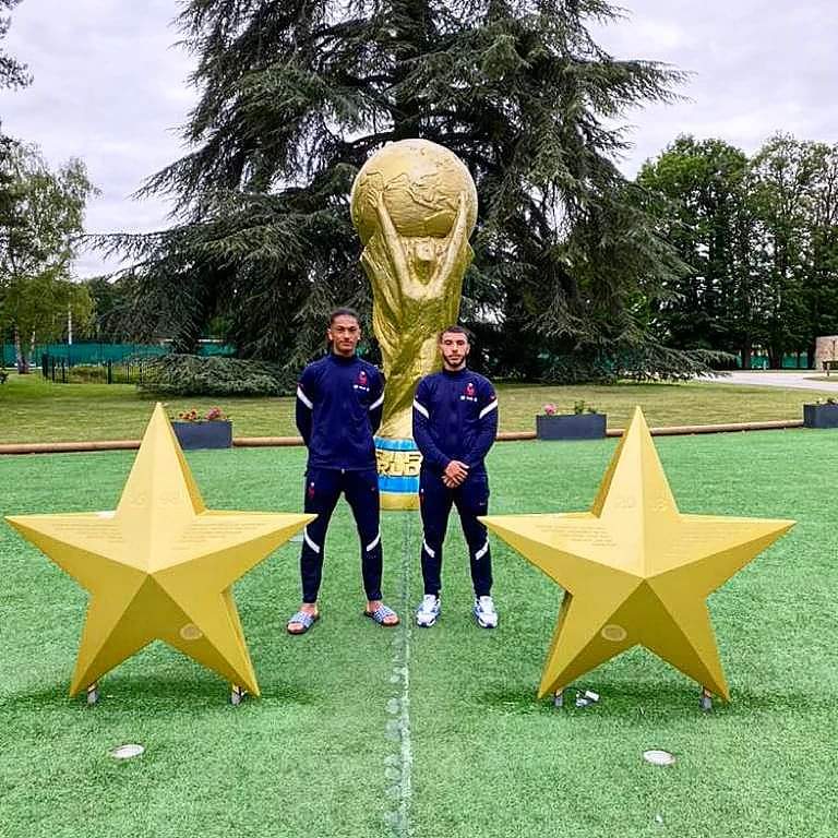 🇫🇷 𝙎𝙚́𝙡𝙚𝙘𝙩𝙞𝙤𝙣𝙨 𝙚𝙣 𝙚́𝙦𝙪𝙞𝙥𝙚 𝙙𝙚 𝙁𝙧𝙖𝙣𝙘𝙚 ! 

Après 3 jours d’entrainement intense à Clairefontaine, nos 2  joueurs u19 rentre à Pessac. 

⚫️⚪️ #PessacFc #fff #clairefontaine #Bordeaux