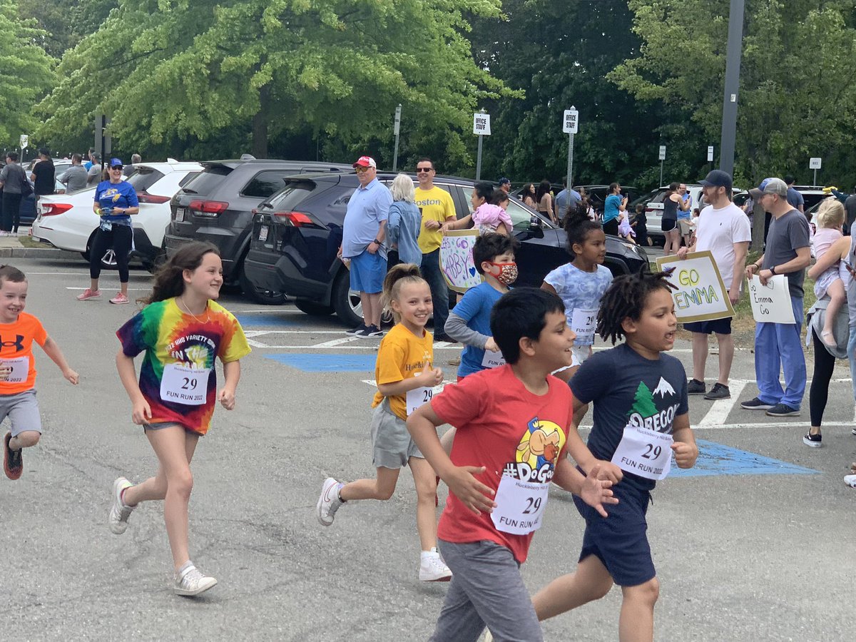 CPerrySTEM's tweet photo. And they’re off 💙💛! #HHSFunrun #year29 @MrsWyland_HHS @LPS_Cyr @superkvogel @LPS_Fennessy @HHSPTOLynnfield https://t.co/pydec7K5YC