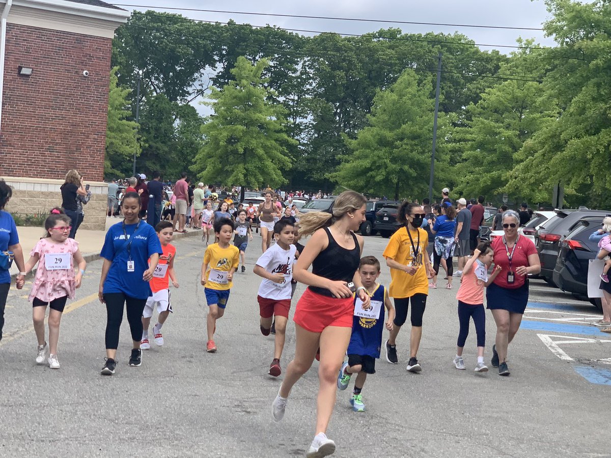 CPerrySTEM's tweet photo. And they’re off 💙💛! #HHSFunrun #year29 @MrsWyland_HHS @LPS_Cyr @superkvogel @LPS_Fennessy @HHSPTOLynnfield https://t.co/pydec7K5YC