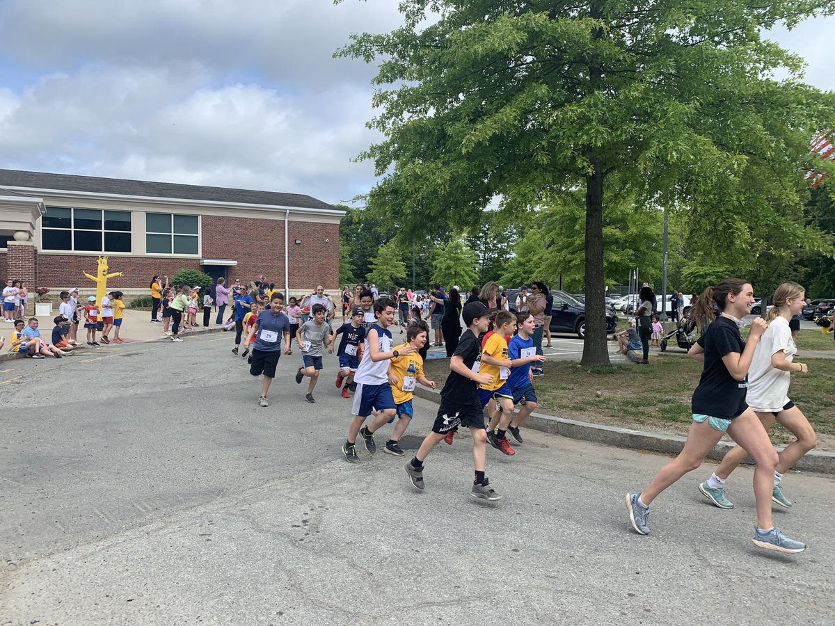 CPerrySTEM's tweet photo. And they’re off 💙💛! #HHSFunrun #year29 @MrsWyland_HHS @LPS_Cyr @superkvogel @LPS_Fennessy @HHSPTOLynnfield https://t.co/pydec7K5YC