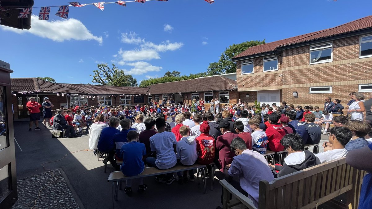 Fantastic to have our whole school community together to celebrate the Queen’s Jubilee. A very special event to celebrate a very special person. Amazing to see how an individual can bring us all together after such a difficult period <a href="/RoyalFamily/">The Royal Family</a> #queensjubilee <a href="/GXTownCouncil/">GX Town Council</a>