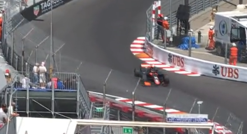 123pnz's tweet image. Mi más sincera enhorabuena a todos los responsables de seguridad de la FIA, especialmente a la persona que se puso a dar vueltas por el circuito y decidió, en pos de la seguridad, colocar una banana sobre el piano, dentro del trazado, porque... no sé, por las risas, supongo.