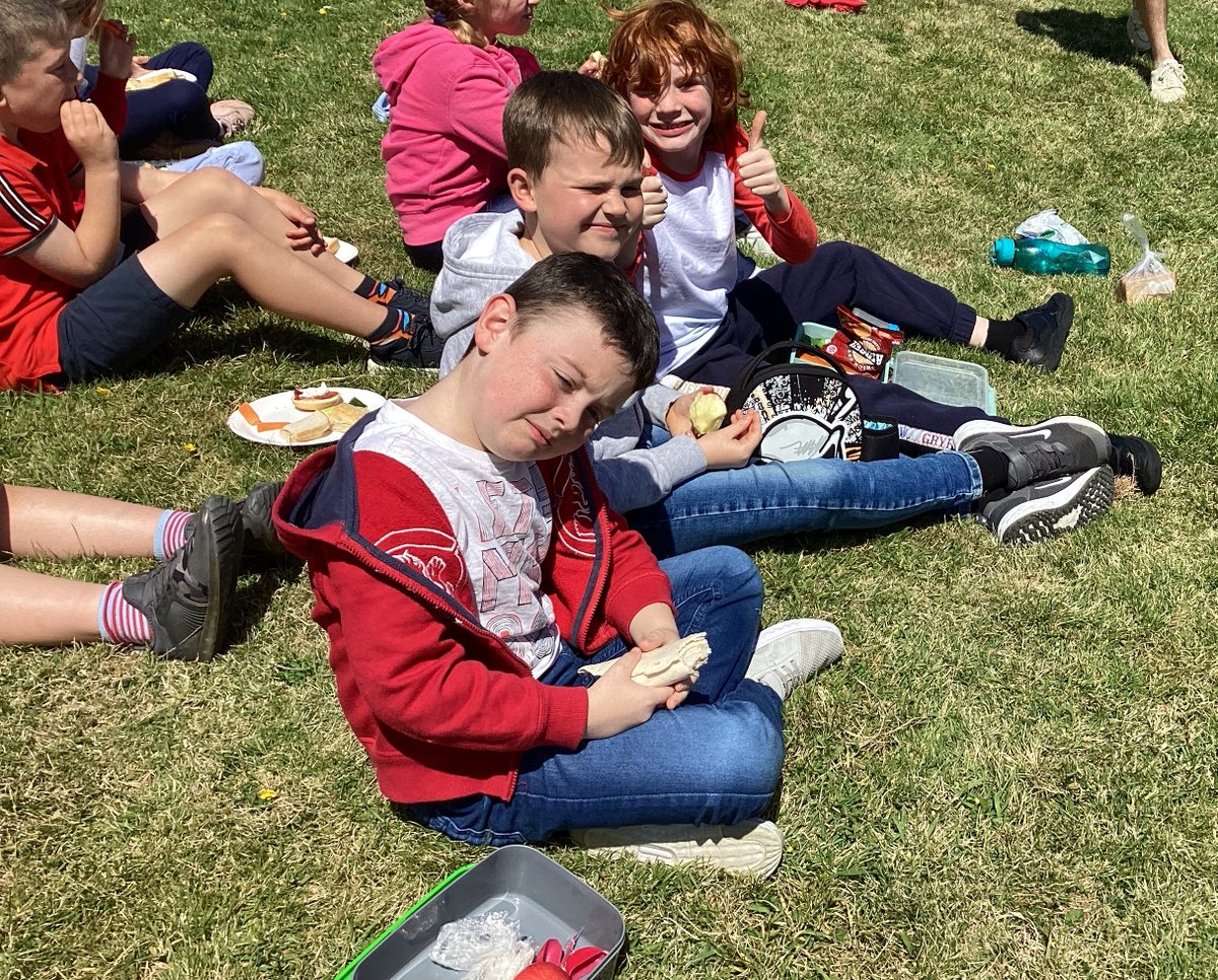 sandyacademy's tweet photo. Elm Class enjoyed their picnic lunch in the sunshine today as an end of term celebration for the Platinum Jubilee.  Have a lovely half-term Elm Class 🙂 https://t.co/Df42xEGYaD
