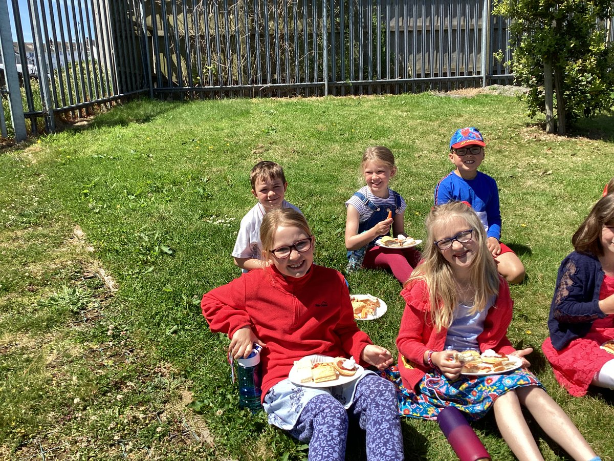 sandyacademy's tweet photo. Elm Class enjoyed their picnic lunch in the sunshine today as an end of term celebration for the Platinum Jubilee.  Have a lovely half-term Elm Class 🙂 https://t.co/Df42xEGYaD
