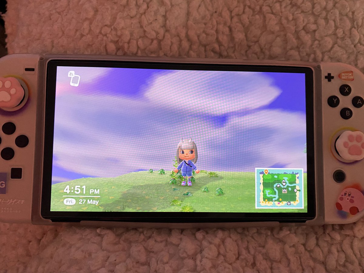 ghostlypjm's tweet photo. removing all the weeds from my island is taking forever 🥲 https://t.co/J1OEjPMMfV
