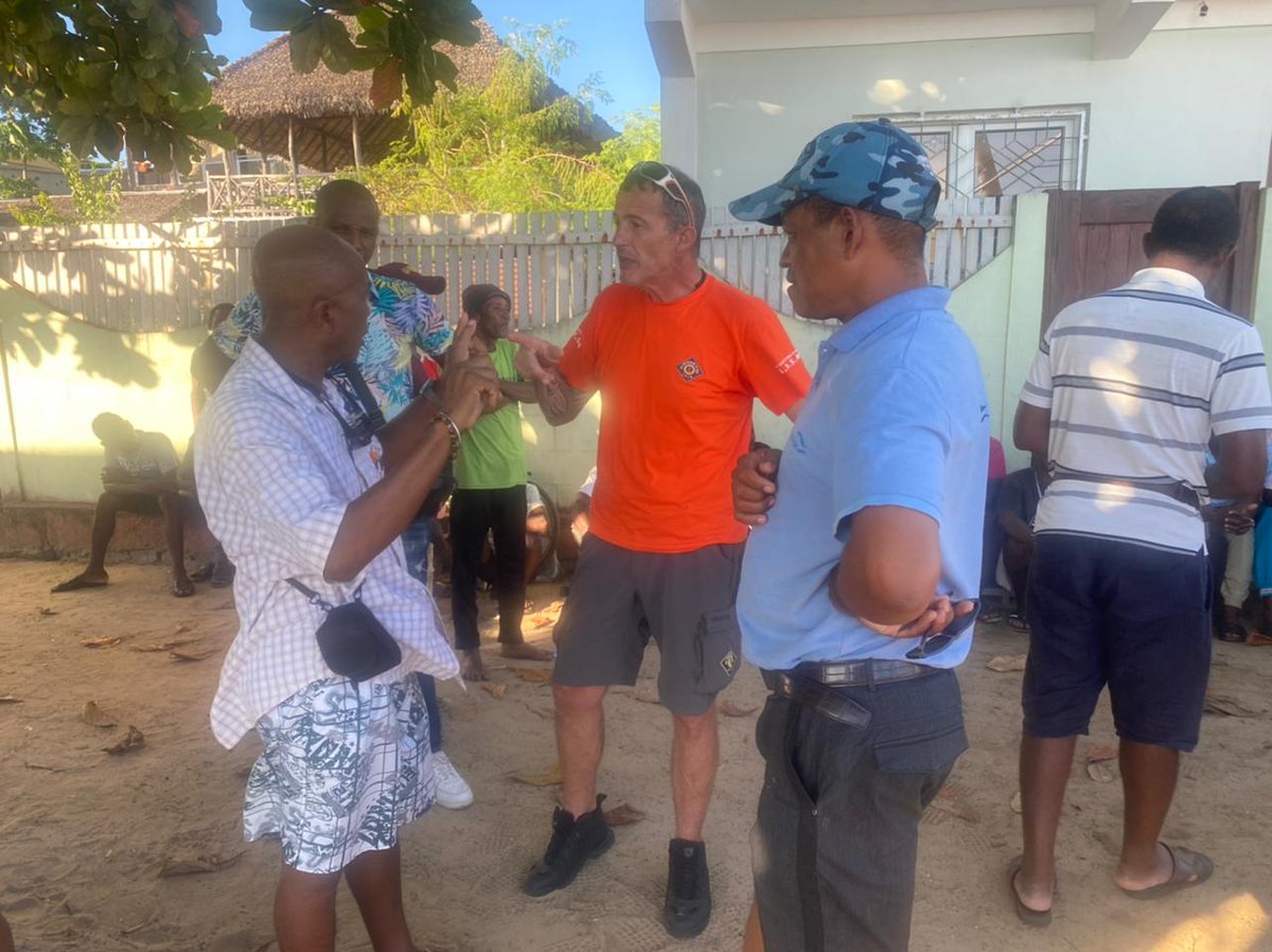 CROSS_SOI's tweet photo. Projet #SWIOFISH2, jour 2 : rencontre avec les marins pêcheurs locaux pour comprendre leurs besoins, attentes et moyens et échanger avec eux au sujet de la #securiteenmer. Cela a permis de réaliser en plan d'action adapté, faisant intervenir tous les acteurs de la mission. https://t.co/v6ihhXUIET