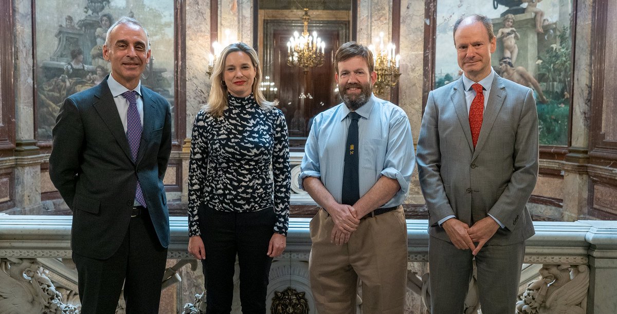 🇺🇸 Hoy hemos organizado en <a href="/casamerica/">Casa de América</a> con la <a href="/FundConEspEEUU/">Fundación Consejo España - EE. UU.</a> un conversatorio entre <a href="/FrankLuntz/">Frank Luntz</a> y @Amanda_mars #UndestandingTheUS. 

Un magnífico diálogo para comprender la situación de Estados Unidos.

💻 Podéis verlo en nuestro canal de YouTube 👇
youtu.be/NY_e_7s33P0