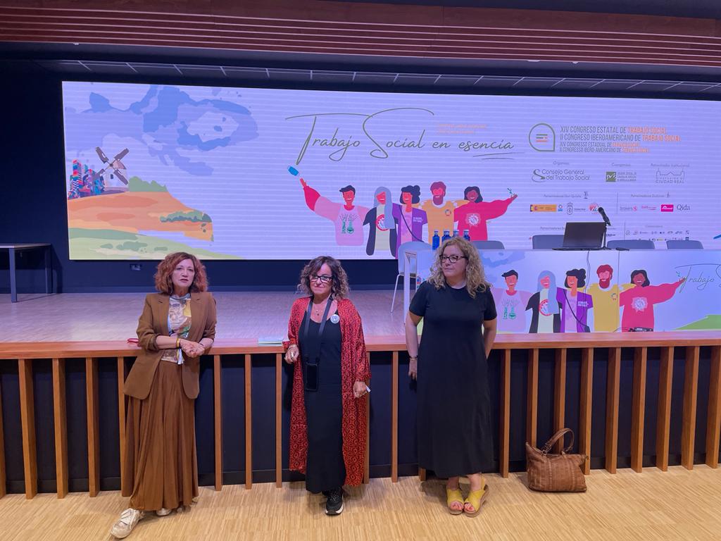 Presentant en el #CongresoTS, amb la degana <a href="/conchitapega/">conchita peña</a>, la tresorera <a href="/Lauramorro_f/">Laura Morro Fernande</a> i la comissionada Montse Mas, el Congrés d'Intervenció Psicosocial en Emergències que farem del 16 al 18 de novembre a #Barcelona.
 🔝🔝🔝 <a href="/cgtrabajosocial/">CGTrabajoSocial</a>