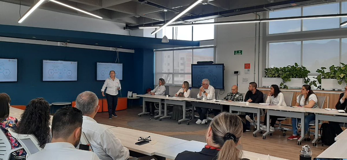 IndustrialMSec's tweet photo. @ComercioserviMS @SENA_Antioquia @WilliamOrozDaz @SENAComunica #EnEsteMomento 📍La Coordinadora del proceso @AydaMartinezG y nuestros dinamizadores realizan el taller sobre la Alta Gerencia📊📌 donde facilitadores, Subdirectores de centro, consejeros de Mesa Sectorial y empresarios👩‍💼🧑‍💼 trabajan en equipo para construir estrategias💪 https://t.co/LFkcnD2H7k