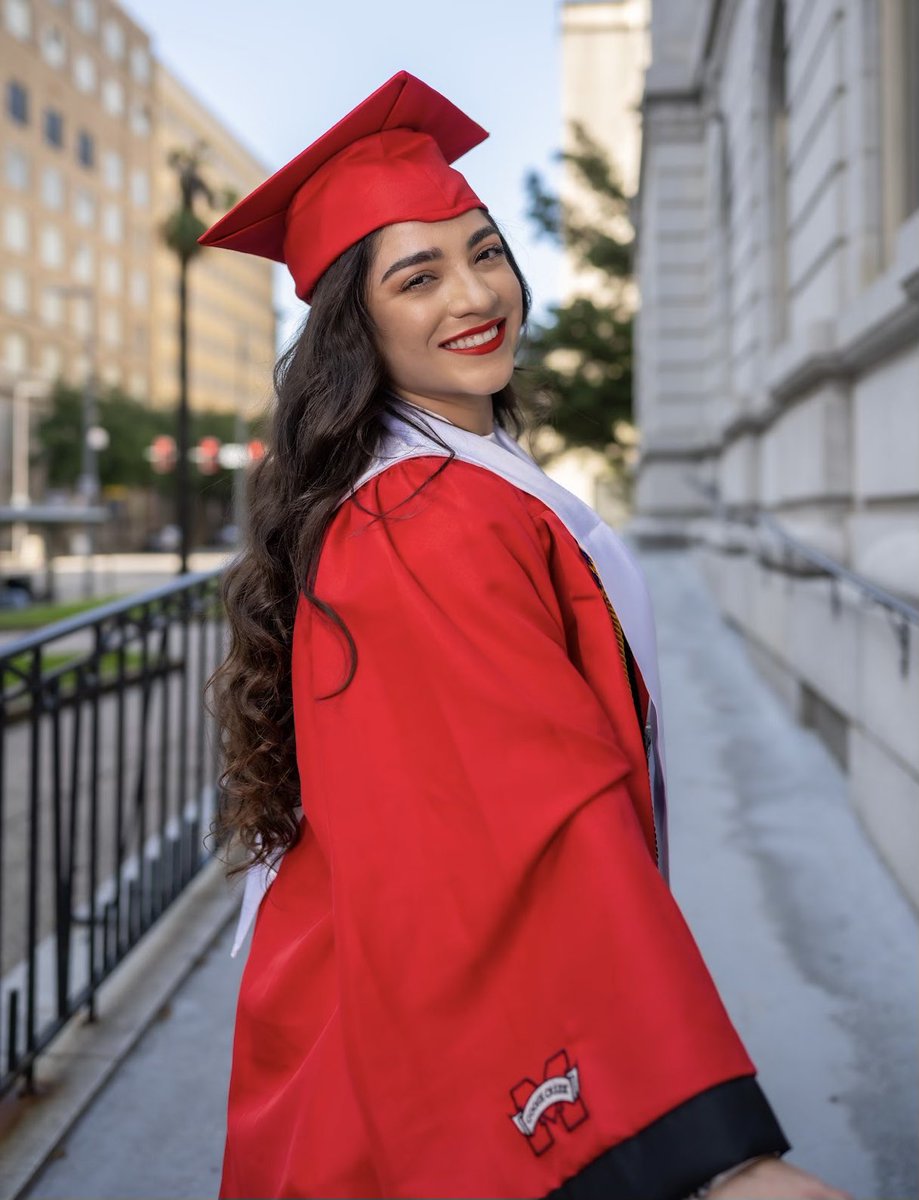 yhlqmdlg_mg7's tweet photo. Watching @GuizarBrittney graduate #Classof2022 #gcmclassof2022 https://t.co/WceC5axWm1