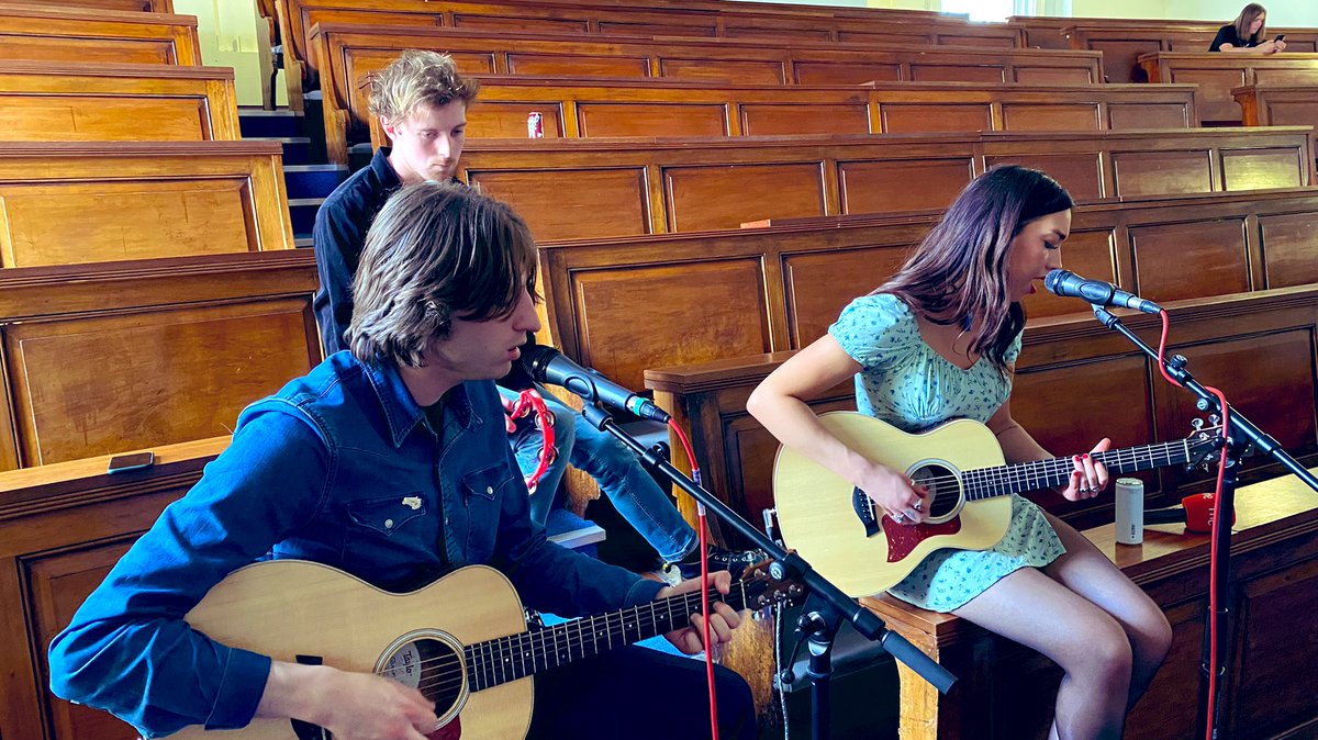 Turbo3r3's tweet photo. 🇬🇧 Hoy, Turbo 3 desde Liverpool 🇬🇧 Te ofrecemos un programa especial desde @LIPALiverpool con entrevista y actuación de @LAtheband y @TheMysterines. A las 17.00 h. en @radio3_rne @aieartistas https://t.co/FTtJ3lTwIP