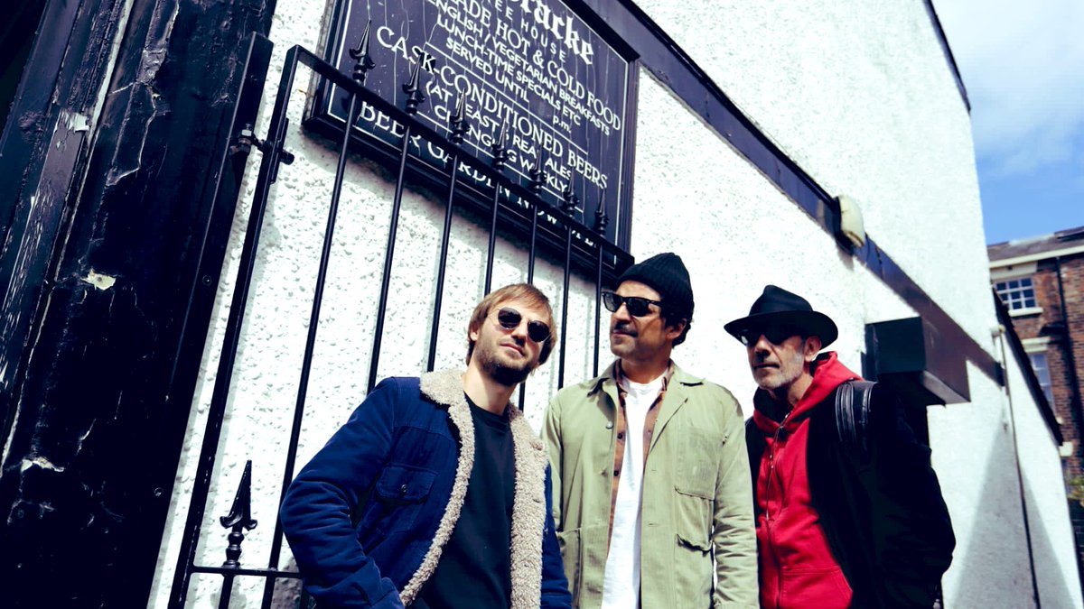 Turbo3r3's tweet photo. 🇬🇧 Hoy, Turbo 3 desde Liverpool 🇬🇧 Te ofrecemos un programa especial desde @LIPALiverpool con entrevista y actuación de @LAtheband y @TheMysterines. A las 17.00 h. en @radio3_rne @aieartistas https://t.co/FTtJ3lTwIP