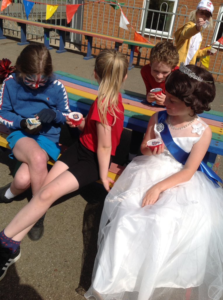 caythorpeclass4's tweet photo. What a wonderful day to celebrate the platinum jubilee ☀️. Is there a better way to spend break time than eating cup cakes in the sun? See if you can spot our very own queen, Isabella 👸🏼 https://t.co/cBQuHIww3u