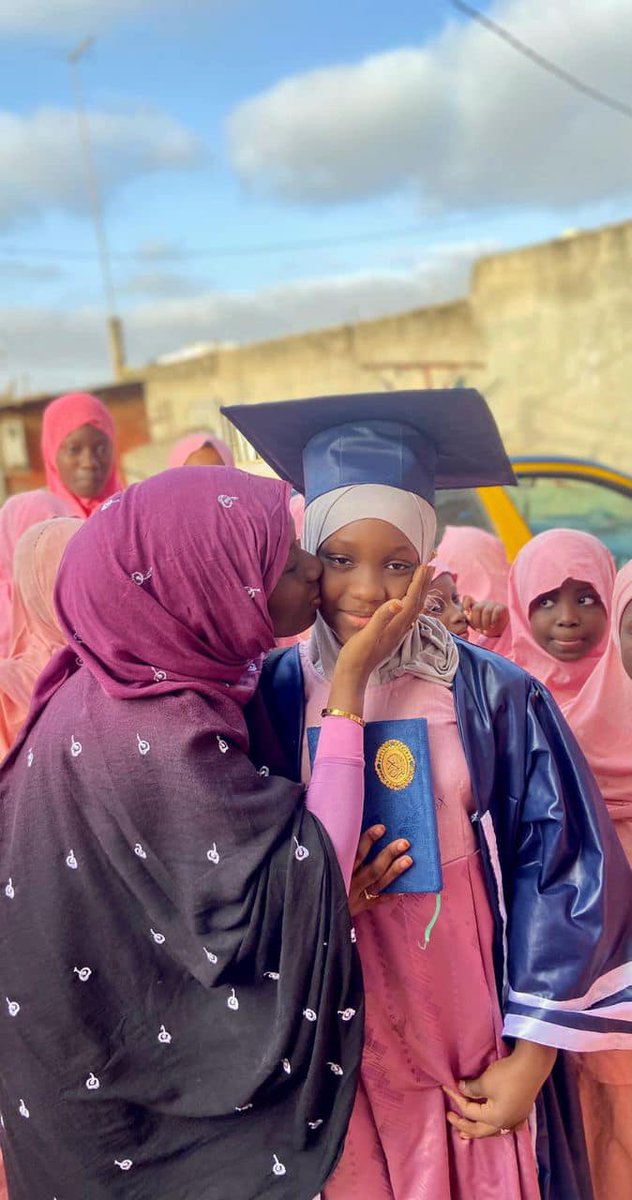 ModelLecitoyen's tweet photo. Sokhna diarra 11 ans et elle vient de mémoriser intégralement le Saint Coran yalla na borom bi barkel te degeu Lola Alkhourane té def la magou Islam https://t.co/XKzAzN3kRW
