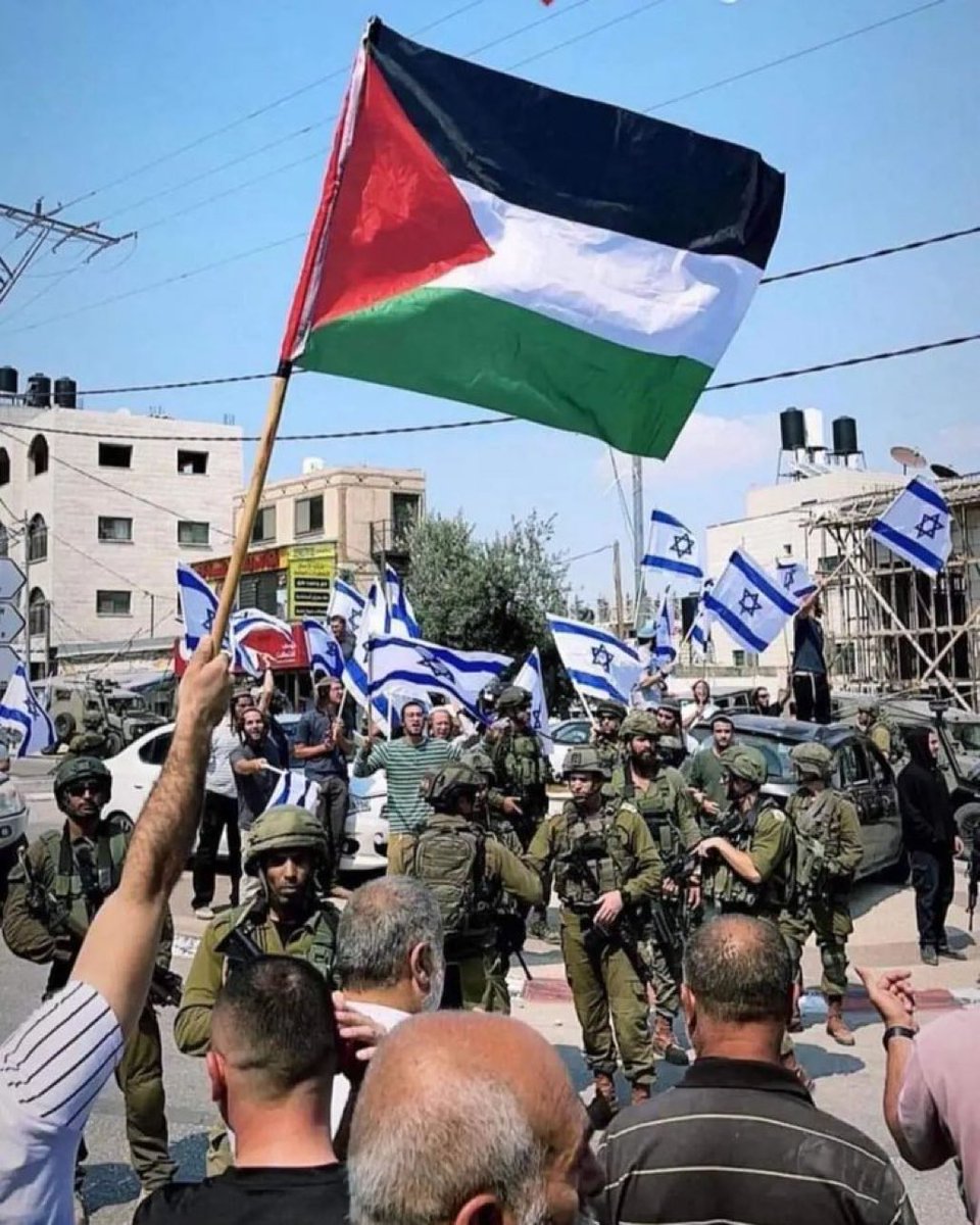 MyPalestine0's tweet photo. شاب فلسطيني يلوح بعلم فلسطين خلال مسيرة للمستوطنين الإسرائيليين وامام العشرات من قوات الاحتلال. https://t.co/RSlEc7XDcU