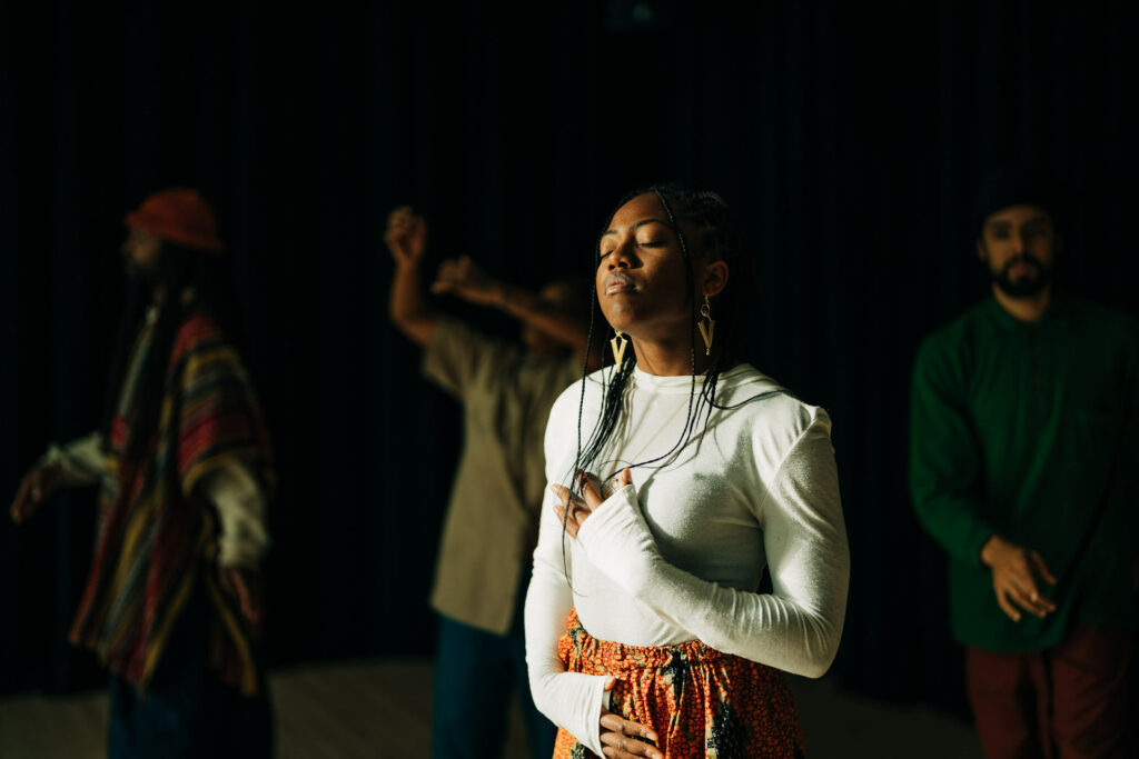 Sacrer la rue : Une proposition de Katya Montaignac à l'Agora de la danse - artichautmag.com/sacrer-la-rue-…