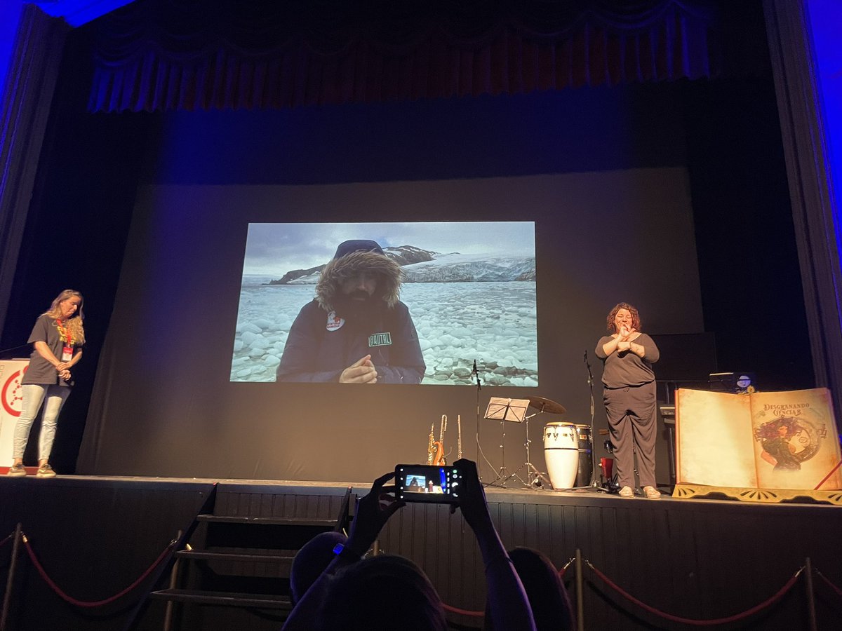 Raquel Sastre (@raquelsastrecom) on Twitter photo Comienza <a href="/Sci_Granada/">Desgranando Ciencia / Hablando de Ciencia</a> sesión viernes tarde con <a href="/AIndomito/">Sara Pinto</a> y su ida en pleno botellón a por hielo. Tardó un poco en regresar. #Desgranandociencia #desgrana8 Comienza <a href="/Sci_Granada/">Desgranando Ciencia / Hablando de Ciencia</a> sesión viernes tarde con <a href="/AIndomito/">Sara Pinto</a> y su ida en pleno botellón a por hielo. Tardó un poco en regresar. #Desgranandociencia #desgrana8