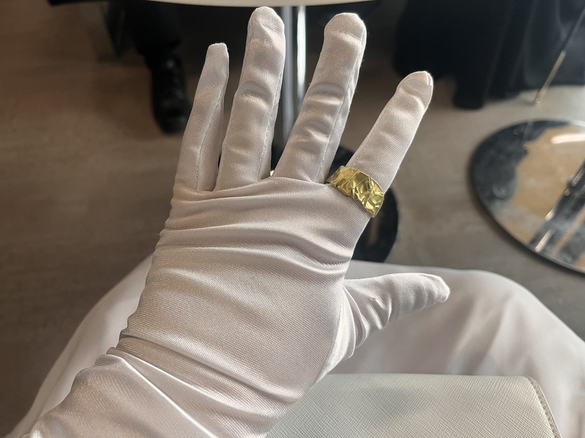 janekarna's tweet photo. Lisää minä maisteri promootiossa on brand kamaa: kulta on kallista niin mun maisterinsormus on tehty skumppapullon paperista. #FilPromootio22 https://t.co/IivoFFVKso