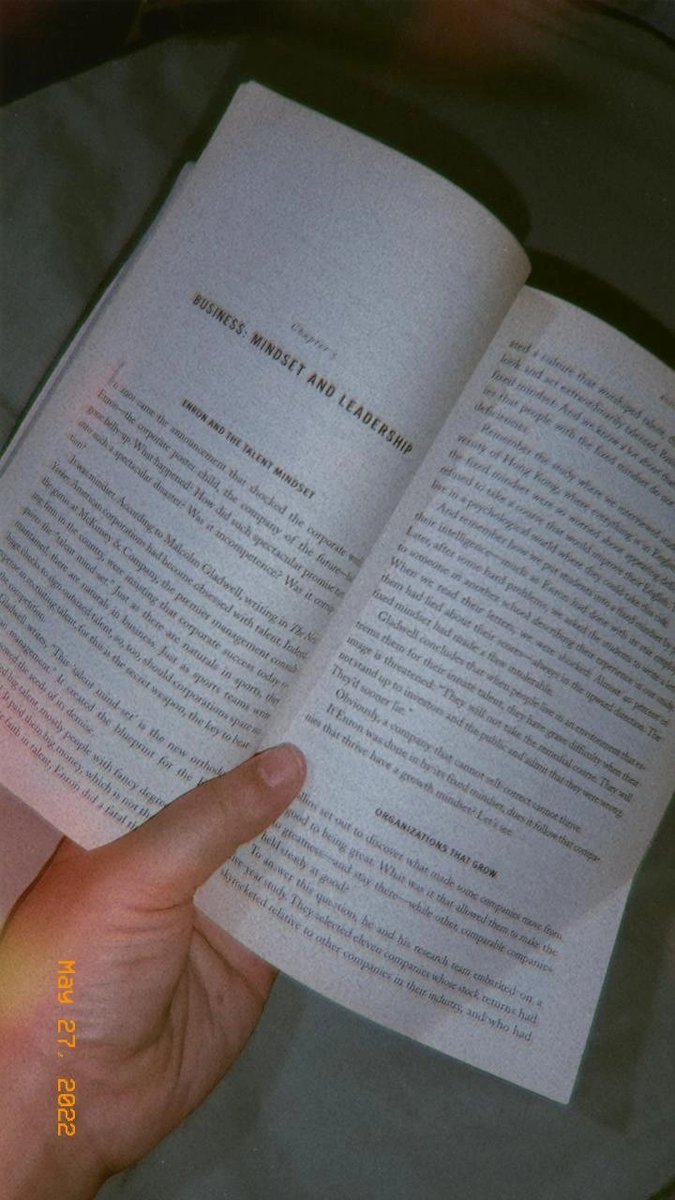 greades_'s tweet image. it&apos;s been a year since I&apos;ve started reading this book but im still on chapter 5🤧
#lazyreader